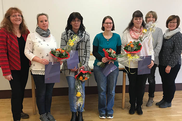 Die vier erfolgreichen Absolventinnen Michaela Lennartz, Carmen Mller, Stephanie Vollwille und Yvonne Kern sowie Stefanie Gdert (links) und Astrid Wirth (Zweite v. rechts) von der Lernstatt Zukunft und Beate Knuffmann, Gesamtleitung Neuwied (rechts). Foto: privat