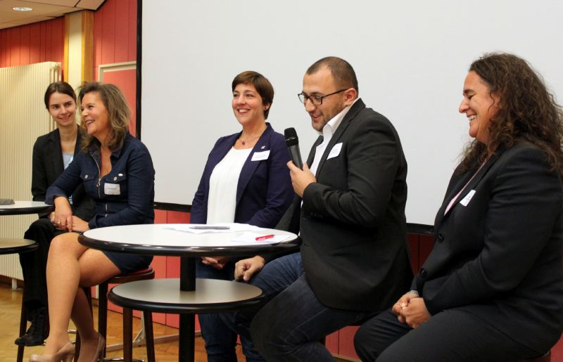 Katharina Schlag (Mitte) moderierte souvern die Diskussionsrunde mit (v.l.) Dr. Andrea Hammermann, Kirsten Pecoraro, Musa Smakaj und Vanessa Volkmann. Fotos: Sabine Hammann-Gonschorek