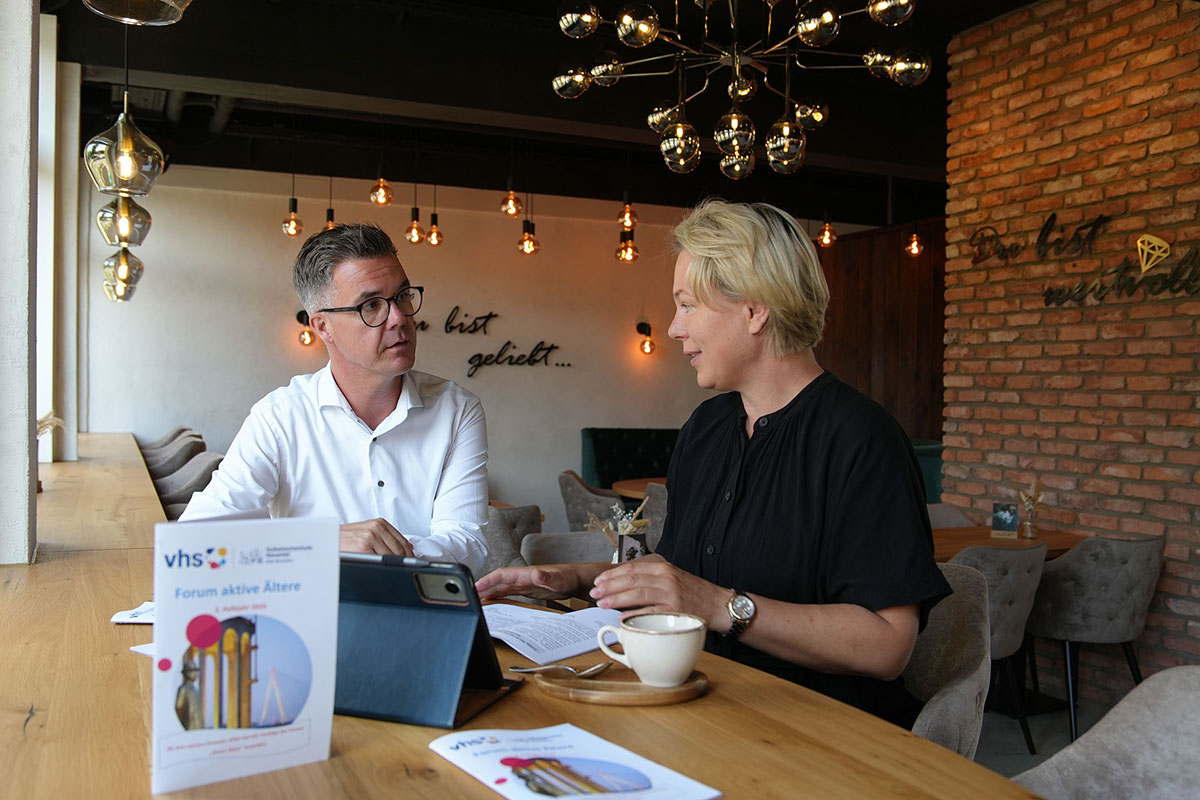 Yuliya Mei�ner, VHS-Programmbereichsleiterin, und B�rgermeister Peter Jung werfen einen Blick in das neue Programmheft. Foto: Melanie Lange

