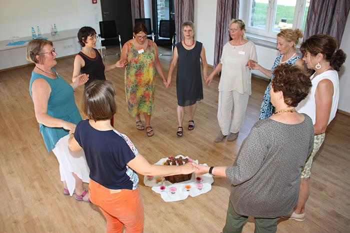 Unter anderem lernten die Teilnehmer des Forums auch Friedenstnze und -gesnge kennen. Foto: Hospizverein 