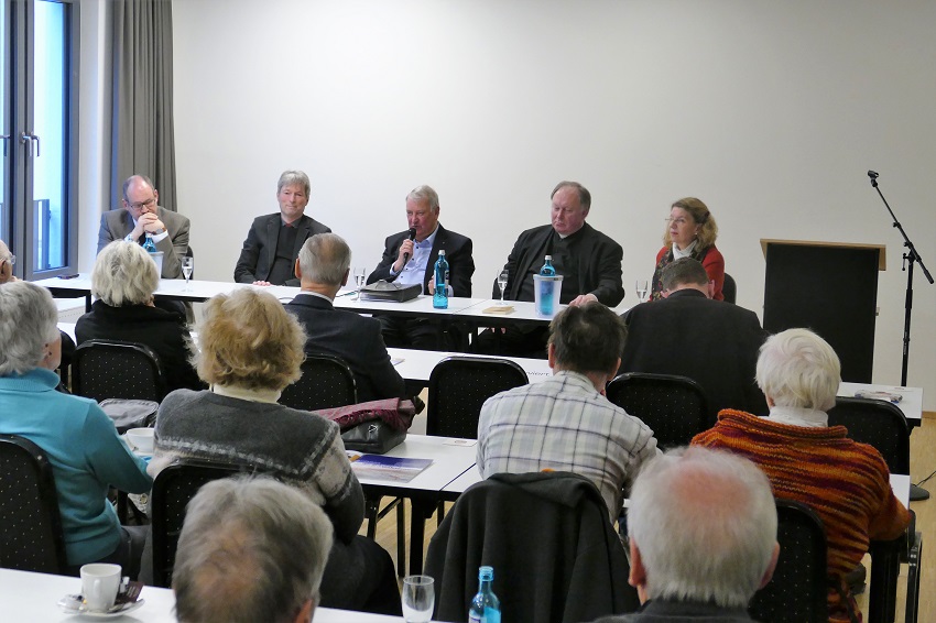 Pdagoge Bernhard Meffert, Pfarrer  Dr. Michael Klein, Moderator Ulrich Schmalz, Pastor Martin Krten, rztin Dr. Katrin Salveter (Foto: ma)