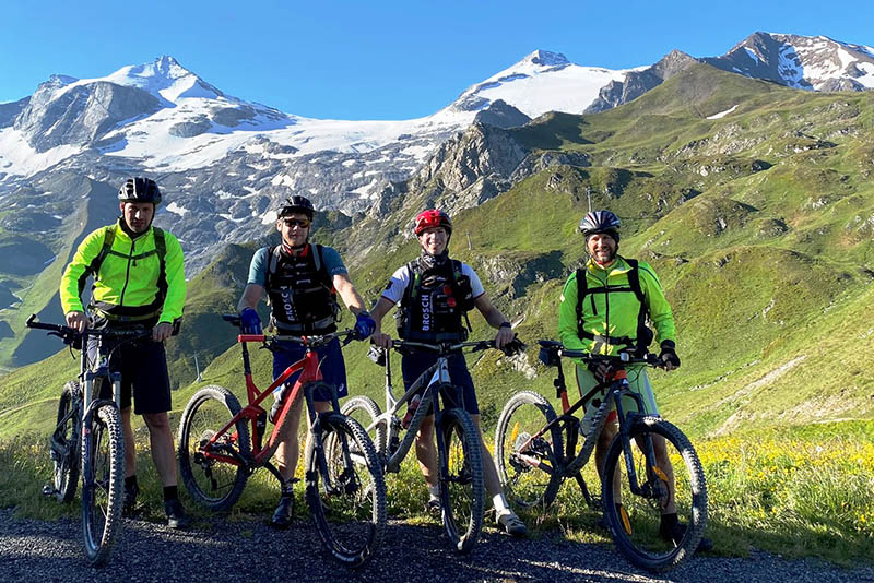 Das Radquartett am Tuxer Joch Haus. Im Hintergrund links ist die Gefroren Wand Spitzen 3288 Meter und  hinten Mitte rechts die Olperer 3476 Meter zu sehen. Von links: Philip Lauber, Michael Hoben, Jendrik Gra und Sven Dau. Fotos: Lauftreff Puderbach 