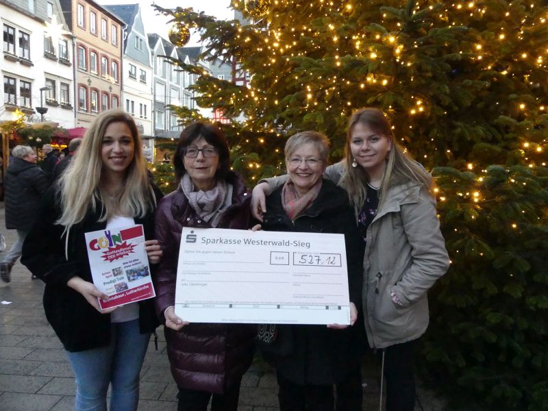 Von links: Michelle Schfer (GoIn-Mitarbeiterin), Erika Leisenheimer, Ingrid Rhensius (Verein Gemeinsam ist es mglich) und Chayenne Langsdorf (GoIn-Mitarbeiterin) bei der Spendenbergabe. Foto: privat