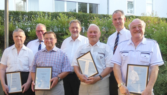 Aufsichtsrat und Vorstand der Volksbank Hamm gratulierten anlsslich der jngsten Mitgliederversammlung den Jubilaren (vorne, von links) Hans-Dietmar Ludwig, Manfred Weigel, Karl Heinz Tillmanns und Peter Siering. (Foto: GRI)