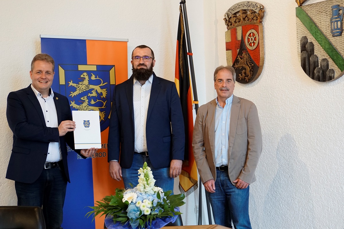 Rejhan Ibiska (Mitte) konnte als erster neuer Hausarzt in der Verbandsgemeinde Rennerod den Frderungsbescheid aus der Hand von Brgermeister Gerrit Mller (li.) und Broleiter Konrad Groth (re.) entgegennehmen. (Foto: Kerstin Guckert)
