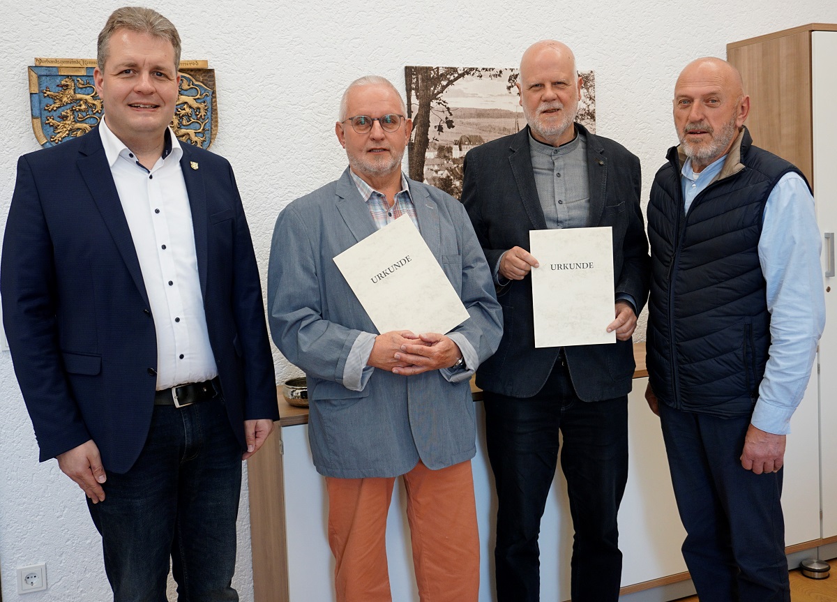 Die Stadtgeschichte in Rennerod wird zuknftig notiert von Bernd Tischbein und Arnold Riebel. Ein herzliches Dankeschn fr das ehrenamtliche Engagement erhielten die beiden neuen Chronisten zusammen mit den Urkunden von Brgermeister Gerrit Mller (li.) und Stadtbrgermeister Raimund Scharwat (re.). (Foto: Kerstin Guckert)