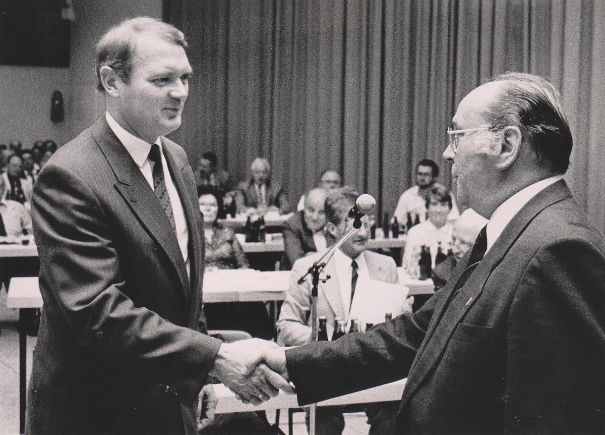 Erwin Ehlscheid (links) nimmt am 1. Februar 1989 die Gratulation von Oberbürgermeister Karl-Heinz Schmelzer zur Wahl zum Beigeordneten entgegen. (Foto: privat)
