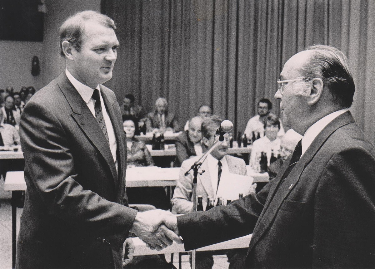 Erwin Ehlscheid (links) nimmt am 1. Februar 1989 die Gratulation von Oberbrgermeister Karl-Heinz Schmelzer zur Wahl zum Beigeordneten entgegen. (Foto: privat)