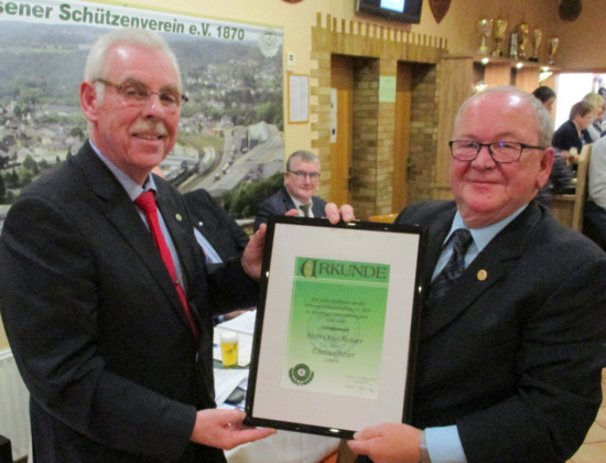 Otto Heuser (rechts) ist jetzt Ehrenoffizier des Wissener Schtzenvereins. Er wurde vom Vereinsvorsitzenden Karl-Heinz Henn (links) aus dem Vorstand verabschiedet. (Foto: Wissener SV)