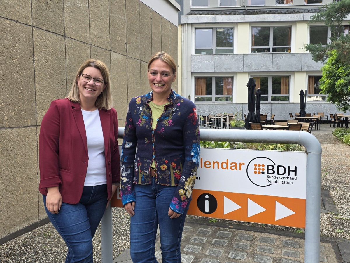 Julia Jahnel, Neuropsychologin an der BDH-Klinik Vallendar, und Julia Tiwi-Feix von der Inklusa-Anlauf- und Beratungsstelle in Bad Ems freuen sich auf das erste Treffen fr Angehrige von Menschen mit erworbener Hirnschdigung in der BDH-Klinik Vallendar. Foto: Beate Kretschmann