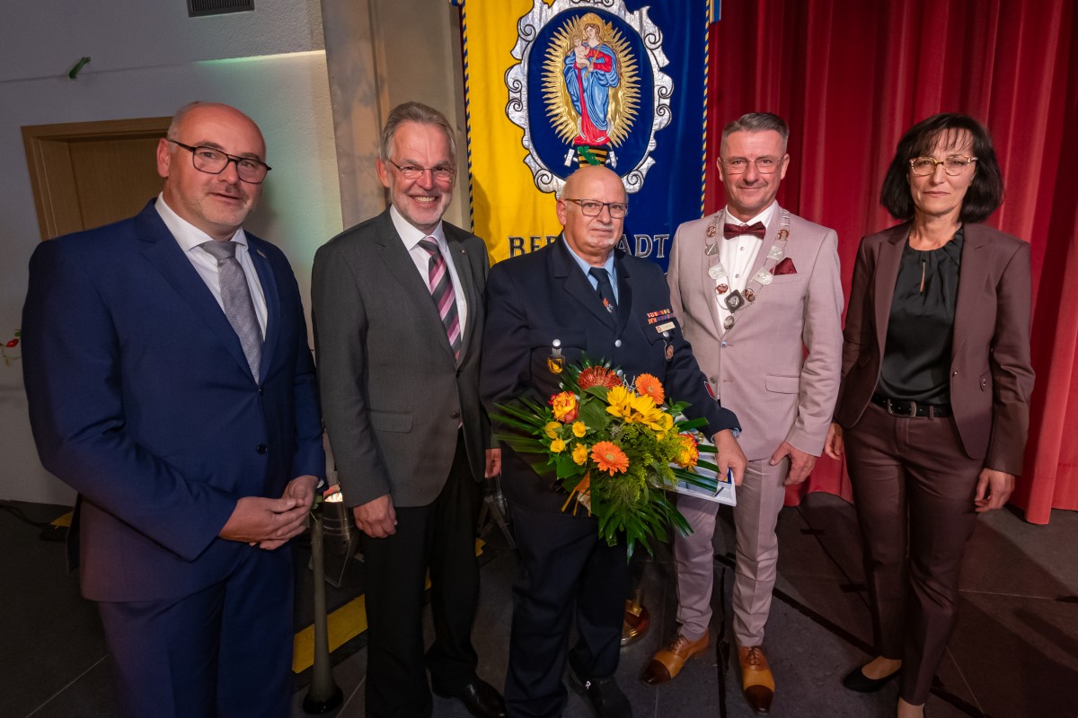 Ehrenplakette in Wei: Olaf Schtz aus Bad Marienberg ausgezeichnet