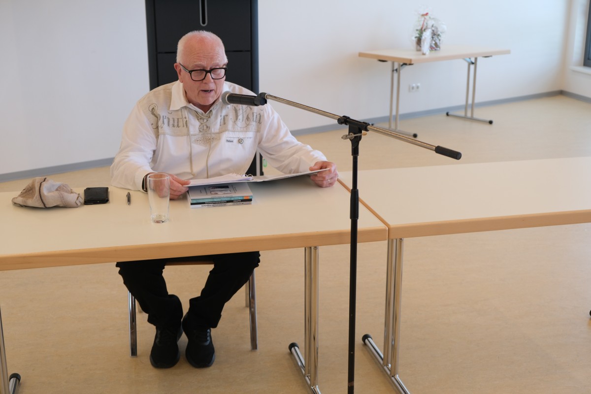 Meinolf R�ther liest aus seinem neuesten Roman vor. Die Handlung der Sci-Fi Erz�hlung ist eingebettet in ein dystopisches Zukunftsszenario. (Foto: Carsten Gerz)