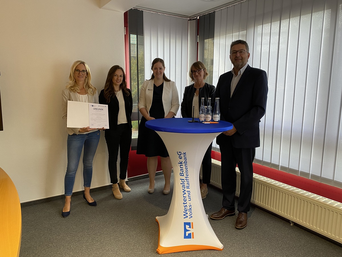Von links: Joanna Reichmann (Lehrerin der Realschule Plus - didaktische Koordinatorin), Anna Becker-Klein (Lehrerin der Realschule Plus - Fachbereichsleitung WuV), Carolin Wrsdrfer (Geschftsstellenleiterin Westerburg, Westerwald Bank), Eike Wilms (IHK Schwerpunkte Berufsbildung kaufmnnische Berufe, Ausbilderin, Schlichtungen kaufm. Berufe), Markus Kurtseifer (Vorstand Westerwald Bank). (Foto: Westerwald Bank eG)