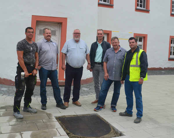 Groe Freude ber das neue Bronzewappen bei Vertretern der Stadt, der Verwaltung, der Baufirma sowie des Planungsbros. (Foto: Stadt Daaden)