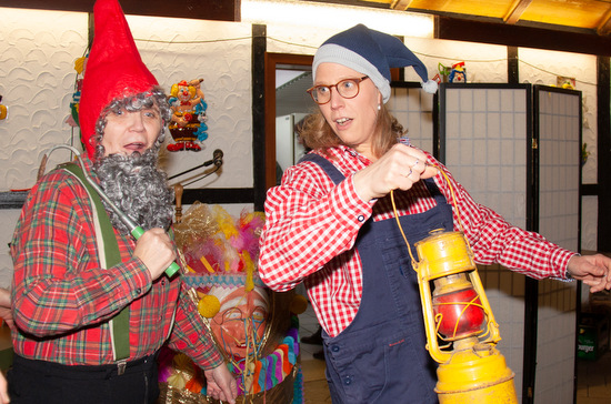 Ruth Springstein (links) und Denise Runden bei Schneewittchens Dit. (Foto: Sandra Zeller) 