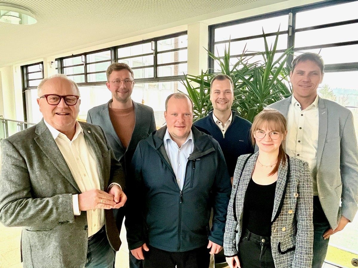 Wirtschaftsjunioren im Austausch mit Landrat Dr. Peter Enders (Foto: Frederik Fein/Wirtschaftsjunioren Sieg‑Westerwald e.V.)