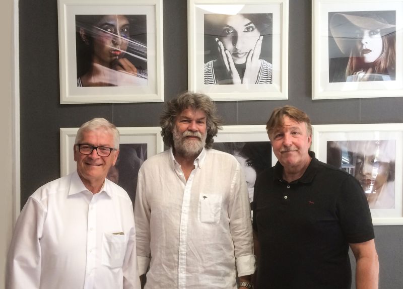 Nahmen den Fotoknstler in die Mitte: Stadtbrgermeister Gerhard Hausen und Jochen Seidel von der Kulturwerkstatt Unkel Haus am Ptz 2 bei der Erffnung des Fotoateliers von Horst Bennemann. Foto: privat