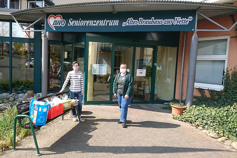 Das Personal der AWO Pflege & Senioren nahm die gebastelten Ostergre freudig entgegen. Foto: Kinder- & Jugendbro der Stadt Neuwied
