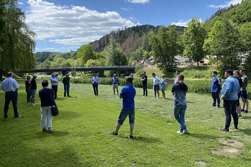 Christian Baldauf im Gesprch mit Vereinsvertretern in Waldbreitbach 