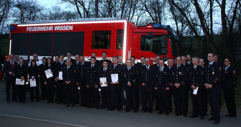 Geehrte, Befrderte, Neulinge und Kameraden der Freiwilligen Feuerwehr der Verbandsgemeinde Wissen zusammen mit Brgermeister Michael Wagener (links) Foto: jkh