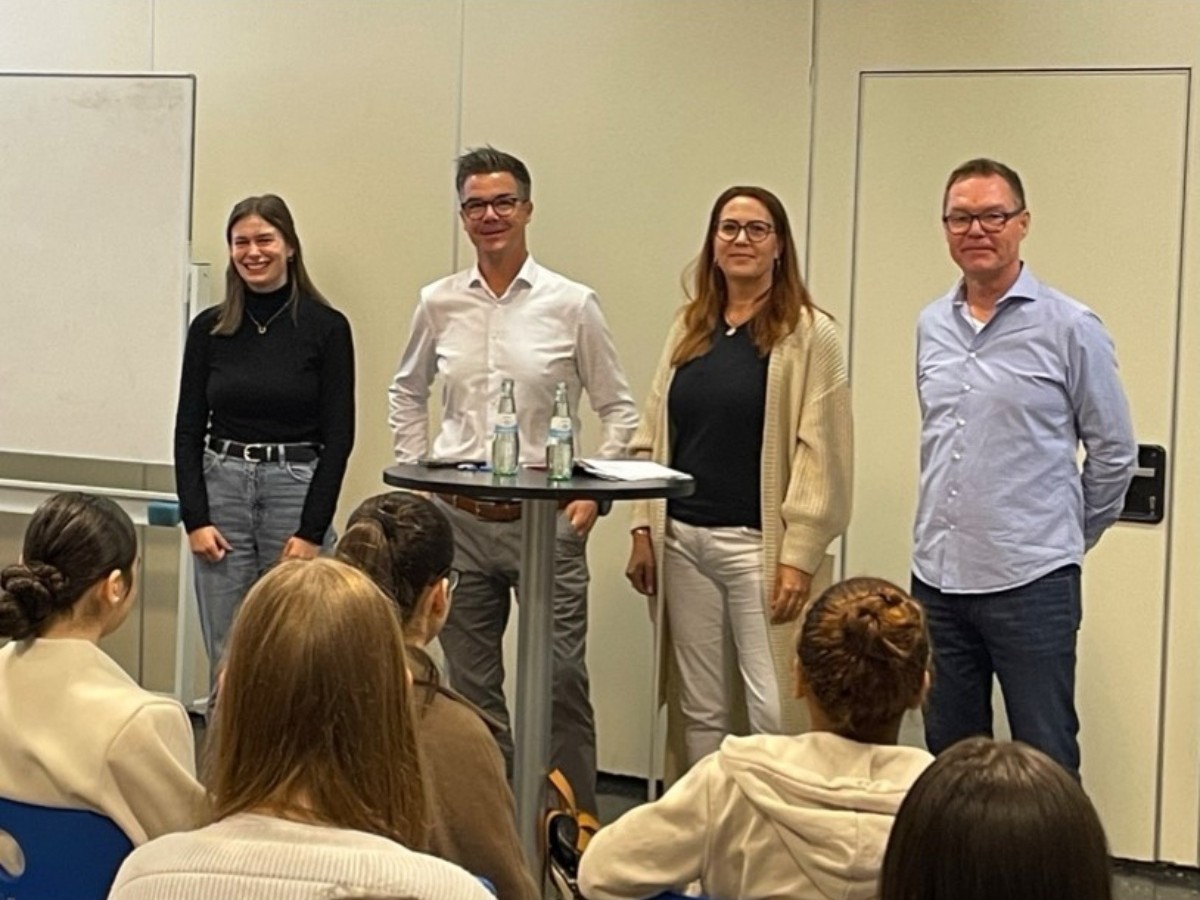 Brgermeister im Dialog: Peter Jung besucht die Heinrich-Heine-Realschule