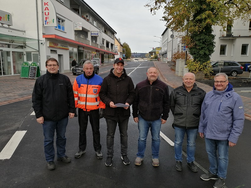 Bis die technische Abnahme am Freitagmorgen in der Frankfurter Strae ber die Bhne gegangen war, blieb der dritte Bauabschnitt noch gesperrt (von links): Jan Thiel (VGV Altenkirchen), Siegfried Iwanowski, Markus Sehner (beide LBM), Peter Schfer, Ralph Schfer (beide Firma Schfer & Schfer) und Martin Fischbach (VGV Flammersfeld). (Foto: hak)