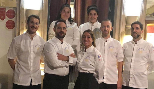 Die beiden Praktikantinnen Nesrin und Yasemin Sezer (hinten, vo links) mit dem Team ihres franzsischen Praktikumbetriebs Le Bistrot de Ihotel. (Foto: privat)