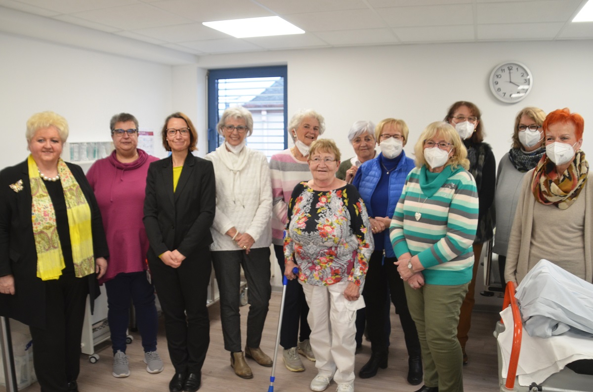 Christine Zips (ganz links) und die Vertreterinnen der Kreis Frauen Union beim Besuch in der BILDUNGSWERKstadt mit Akademieleitung Sibylle Schnurr (2. v.l.) und Pflegedirektorin Martina Weich (3. v.l.). Die Frauen Union sieht die Herausforderungen fr die Pflegekrfte und auch fr das medizinische Personal bei ihrer tglichen Arbeit. Sie sagen Danke fr den engagierten Einsatz. (Foto: privat)