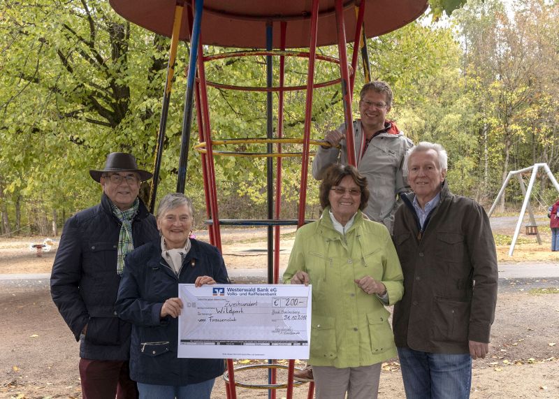 V.l.: Ernst-Emil Nies, Heidi Wenderoth, Helga Dahlmann (Frauenclub Bad Marienberg), Bernd Becker und Gerd Schimmelfennig. Foto: Fotostudio Rder-Moldenhauer 