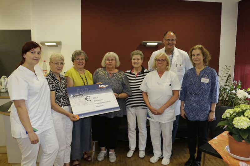 Von links nach rechts: Palliativschwester Eileen Baldus, Maria Petmecky mit ihren drei Kolleginnen vom Vorstand der katholischen Frauengemeinschaft Hillscheid: Lemnitzer, Spitzhorn und Scherr, Palliativschwester Rosel Pitters, Chefarzt Dr. Christoph Lerchen und Psychologin Dr. Elke Freudenberg. Foto: privat