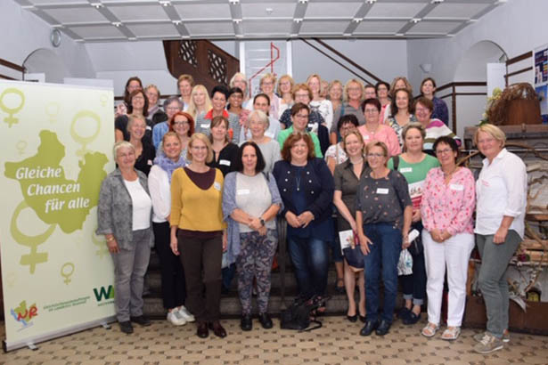 Die Gleichstellungsbeauftragten und Referentin mit den Ratsfrauen, die das Treffen fr einen regen Austausch ber die Parteigrenzen hinweg nutzten. Foto: pr