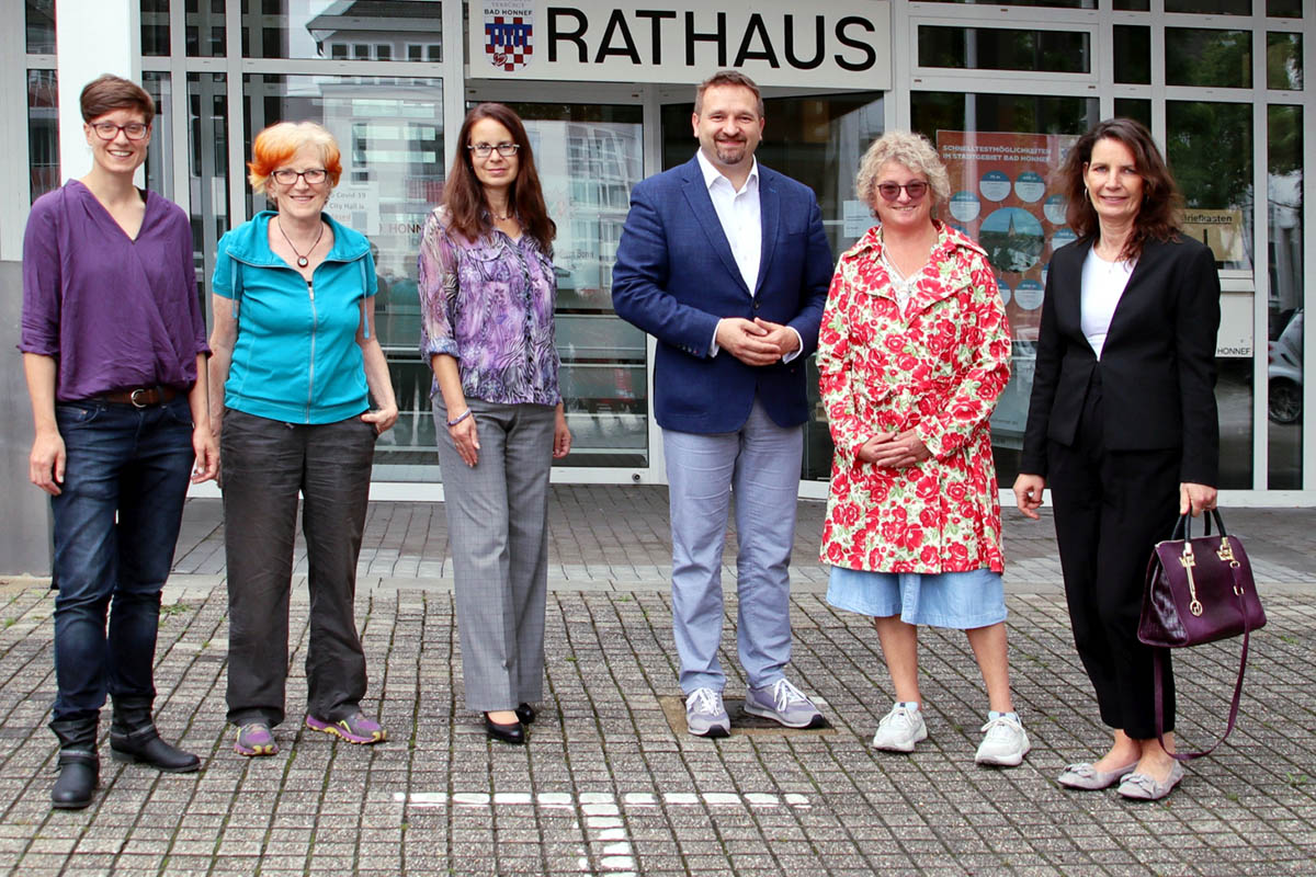 Vor der Vertragsunterzeichnung der Kooperationsvereinbarung von Frauenzentrum und Stadt Bad Honnef  v. l.: Anouk Sterr, Lisa Schulte, Gleichstellungsbeauftragte Iris Schwarz, Erster Beigeordneter Holger Heuser, Jacqueline Michal und Brbel Mig-Klein. Foto: Stadt Bad Honnef
