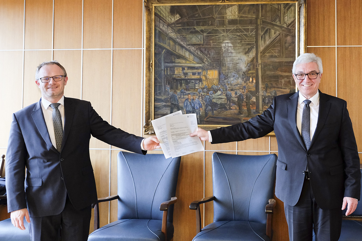 Zur groen Freude des Neuwieder Oberbrgermeisters Jan Einig berbrachte Roger Lewentz, Innenminister von Rheinland-Pfalz, den Frderbescheid ber 4,9 Millionen Euro fr die Innenstadt und die sdstliche Innenstadt Neuwieds. Foto: Stadt Neuwied