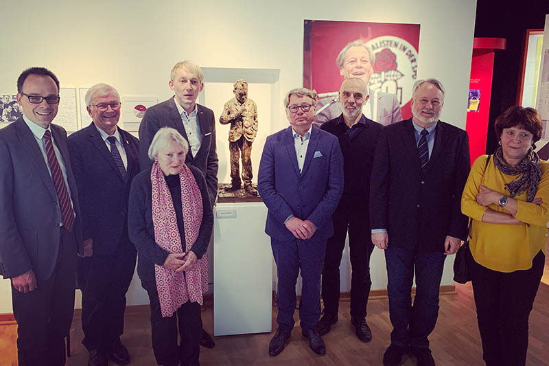 Bei der Prsentation freuen sich (von links): der Staatssekretr im Kultusministerium Dennis Alt, WBF-Kuratoriumsvorsitzender, Stadtbrgermeister Gerhard Hausen, Sigrid Wesely (WBF-Team), MdL Marc Ruland (WBF-Vorstand), WBF-Vorstandsvorsitzender Christoph Charlier, WBF-Beisitzer Georg Walenciak, der stellvertretende WBF-Vorstandsvorsitzende Prof. Dr. Wolfgang von Keitz und Barbara Bartel (WBF-Team). Foto: Thomas Herschbach