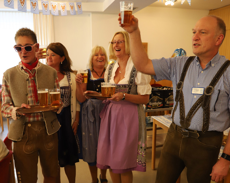 Gemeinsam mit Bewohnern und Angehrigen feierten Einrichtungsleiter Erhard Bender (rechts) und die Mitarbeiter des Altenzentrums Freudenberg beim Oktoberfest. Foto: Privat
