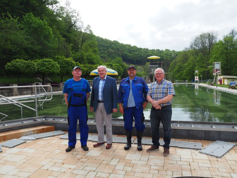 Michael Eisenheim, der Erste Beigeordnete Bernhard Wiemer, Schwimmmeister Michael Woischwill und Werkleiter Klaus Kux hoffen auf gutes Wetter und viele Besucher. Fotos: privat