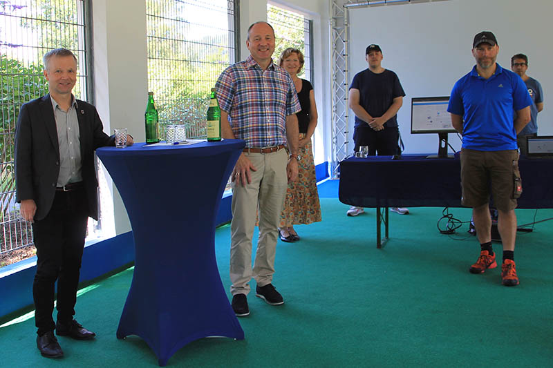 Brgermeister Otto Neuhoff und das Team des Freizeitbades vor der Erffnung  v. l. mit Abstand: Brgermeister Otto Neuhoff, Betriebsleiter Hans-Joachim Lampe-Booms, Barbara Brodke, Kevin Finneisen, Karsten Kolberg und Zine el Aabidine Nadri. Foto: privat