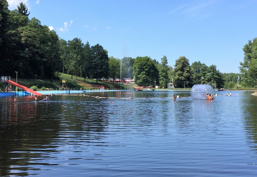 Mit 16.000 Quadratmetern Wasserflche und fast so viel an Liegewiesen ist das Waldschwimmbad ideal, um sich in Coronazeiten aus dem Weg zu gehen bzw. zu schwimmen. Auf 400 Personen hat der Trger die Besucherzahl begrenzt. (Foto: DLRG Hamm)