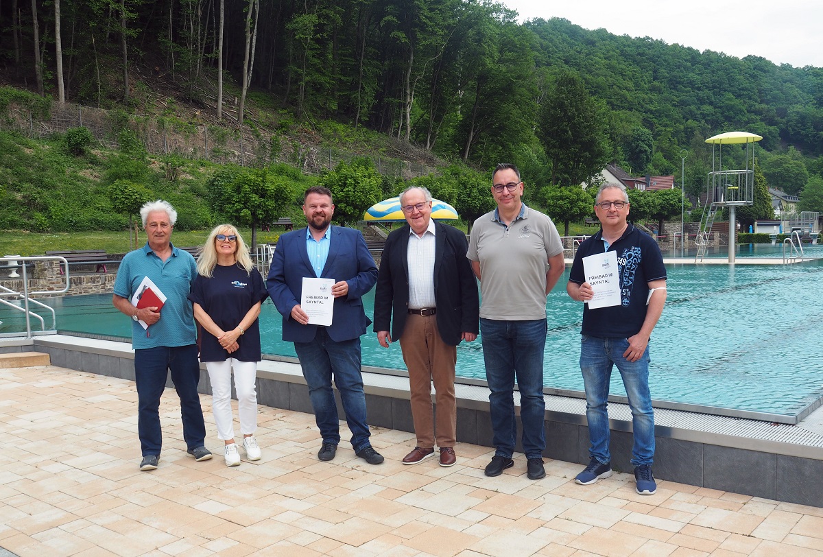 Freuen sich auf den Saisonstart (V.l.): Wolfgang Dietrich und Gaby Zils vom Frderverein Bad Sayn, Brgermeister Christoph Mohr, Erster Beigeordneter Bernhard Wiemer, Werkleiter Michael Stiren, stellv. Werkleiter Michael Frmbgen. (Foto: privat)