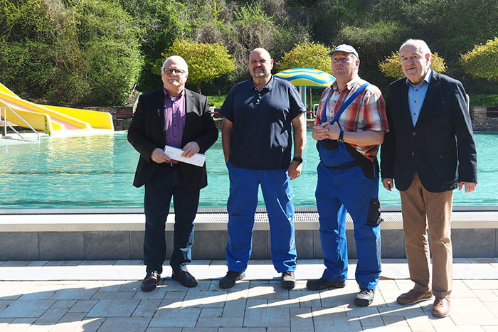 Werkleiter Klaus Kux, Schwimmmeister Michael Woischwill, Michael Eisenheim und der Erste Beigeordnete Bernhard Wiemer hoffen auf viele Besucher. Foto: Stadt Bendorf