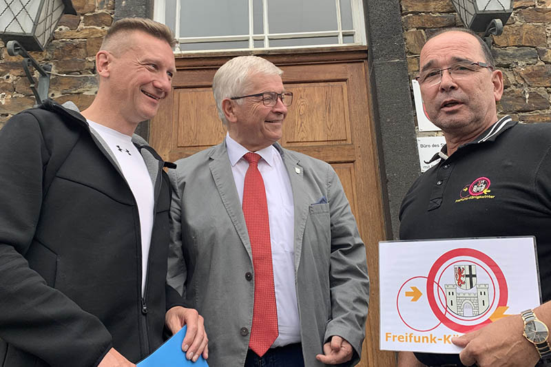  Netz-werken im wrtlichen Stil. Stadtbrgermeister Gerhard Hausen und Stadtbeigeordneter Markus Winkelbach lieen sich von Peter-Josef Euskirchen (rechts) vom Verein Freifunk Knigswinter die Vorzge dieses digitalen Instrumentariums erlutern. Foto: Thomas Herschbach