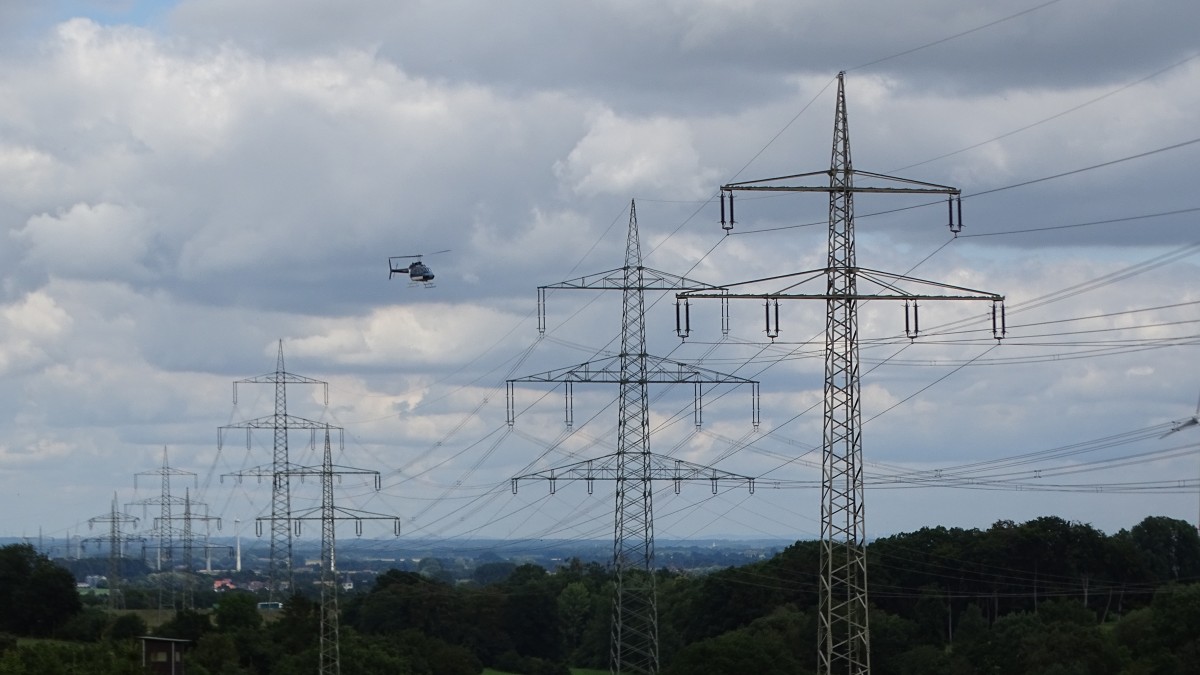 Helikopter unterwegs fr Stromsicherheit: Amprion berprft Leitungen im Westerwald und Siegerland