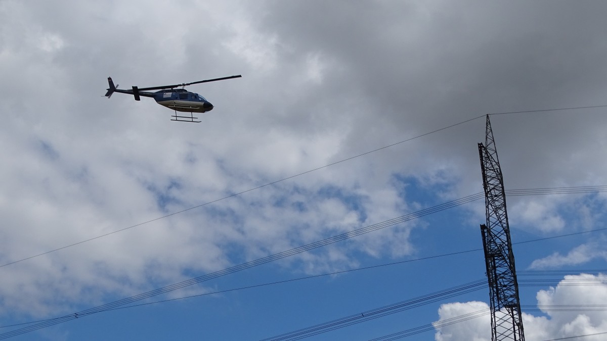 Helikopter im Einsatz: Amprion kontrolliert Freileitungen aus der Luft