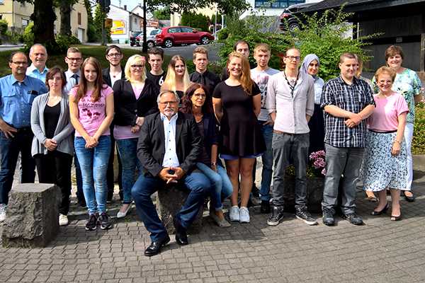 Da strahlt Obermeister Hubert Quirmbach (vorne, sitzend) ber 13 neue Bckergesellen, die das ehrbare Handwerk seiner Zunft  weiter fhren. Foto: Hans Hartenfels