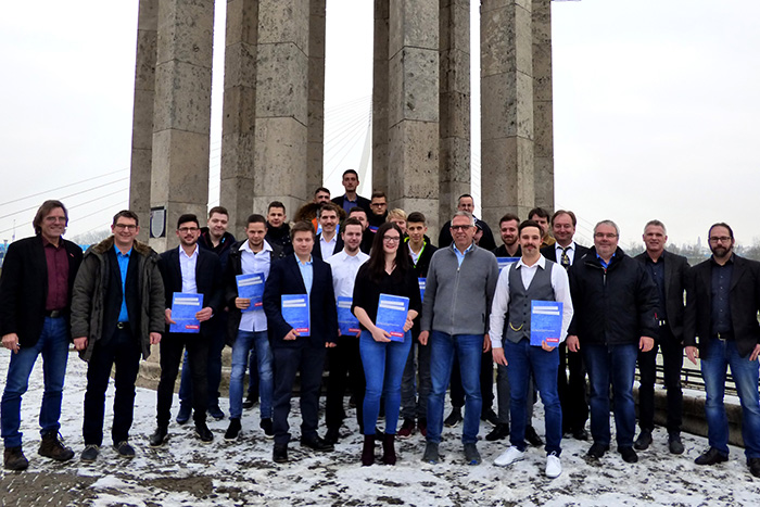 Vor dem Pegelturm, dem Symbol der Deichstadt, versammelten sich nach berreichung der Gesellenbriefe Mitglieder des Prfungsausschusses, die frisch gekrten Gesellen und Obermeister Axel Melzer mit dem Prfungsbesten Alexander Knieps und der einzigen weiblichen Absolventin Denise Nickel (vorne). Foto: Hans Hartenfels