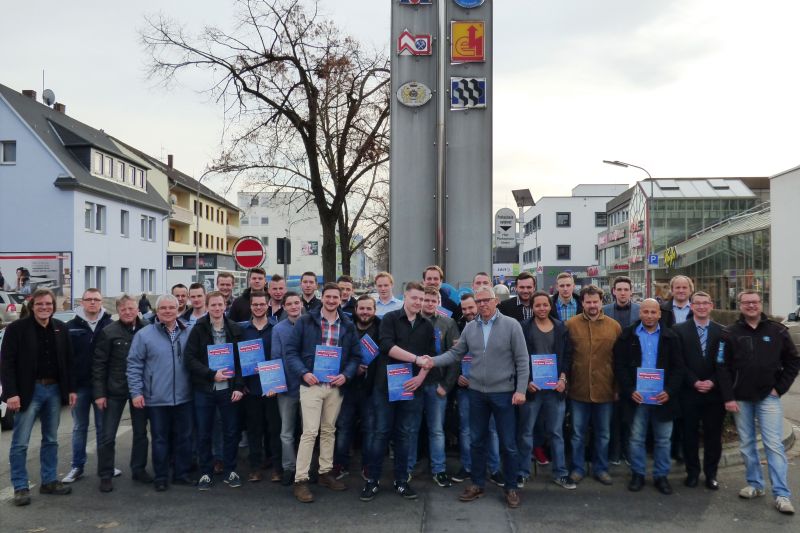 Gratulation des Obermeister der Innung fr Kltetechnik Rheinland-Pfalz, Axel Melzer,  an den Prfungsbesten Etienne Breuer. Foto: Hans Hartenfels