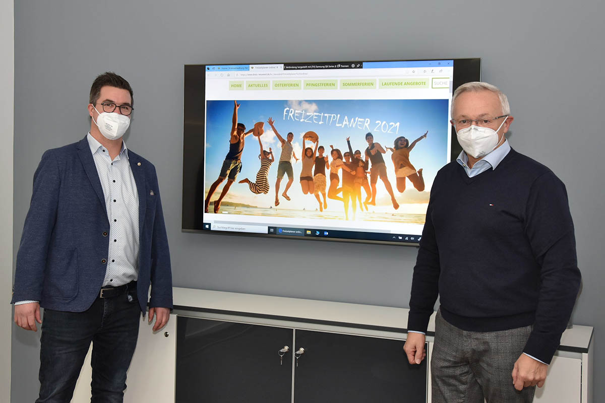 Gemeinsam mit dem Neuwieder Brgermeister und Jugendamtsdezernenten Peter Jung (links) stellte Landrat Achim Hallerbach den Freizeitplaner vor. Foto: Kreisverwaltung