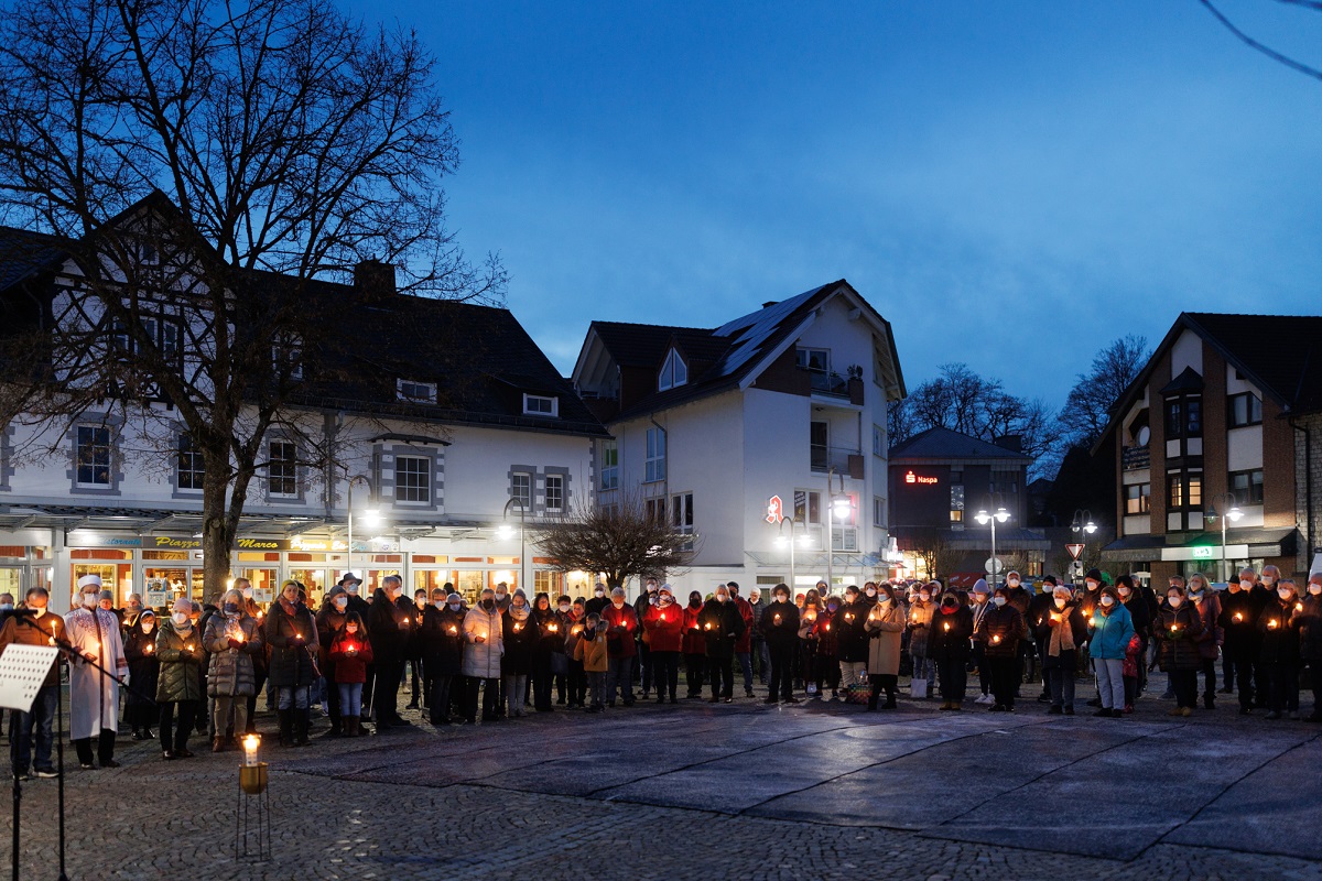 Aufnahmen von den Friedensgebeten im letzten Jahr in Selters. (Foto: privat)