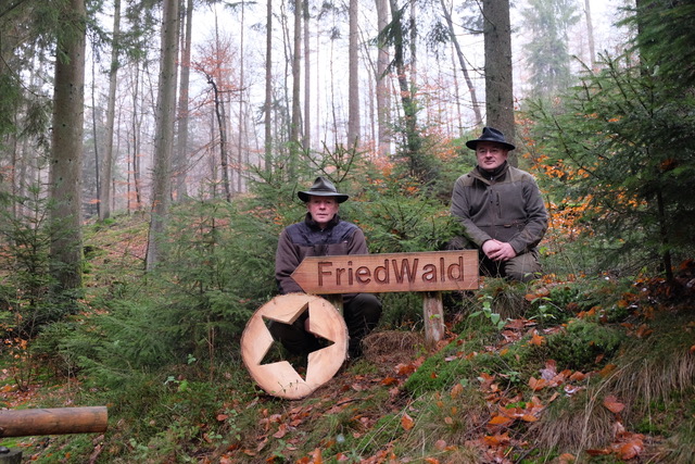 Aus Baumscheiben gesgte Sterne und Herzen schmcken den Sternen-Pfad im FriedWald. v.l. Albert Scheppe und Martin Schaaf  vom FriedWald-Team.