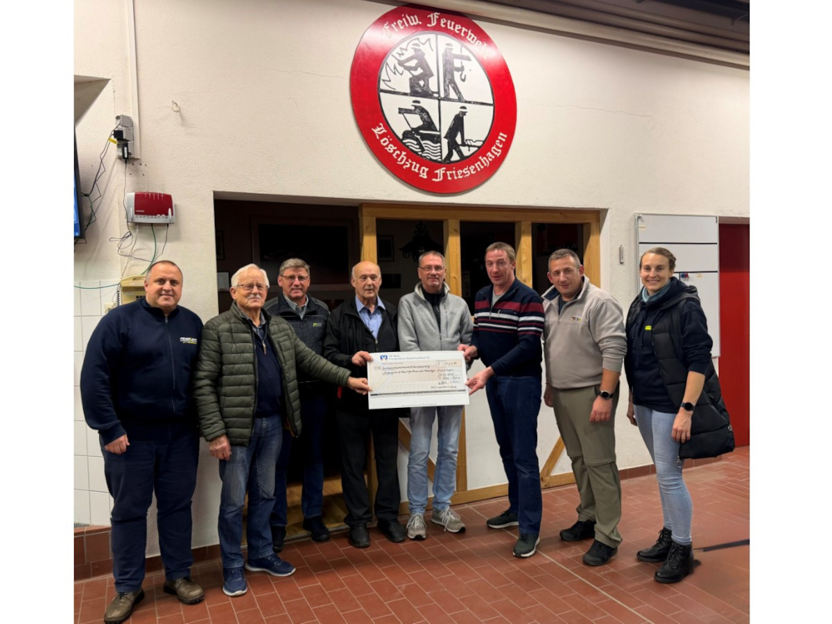 Die Vorsitzenden des Frdervereins, die Leitung der FR-Gruppe und die Abordnung des MGV Liederkranz Steeg bei der Spendenbergabe. (Foto: Feuerwehr Friesenhagen)